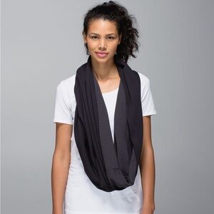 Lululemon Vinyasa Scarf Nulu Wrap reversible striped Black Snap LIKE NEW